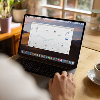 苹果cms v10 如何在解析接口跳转到官网播放视频